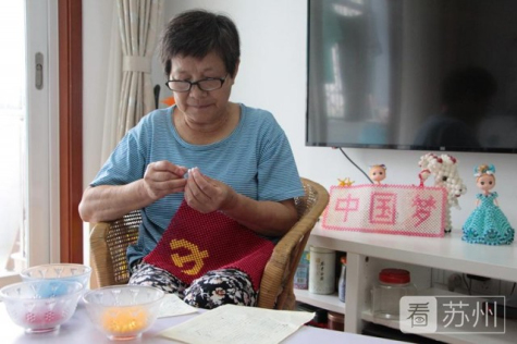 1912顆！退休老黨員用彩珠串起心中的黨旗！
